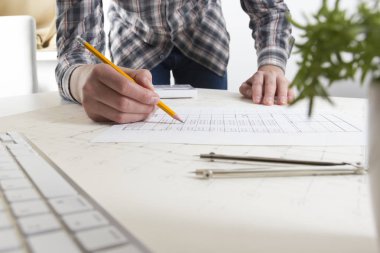 Mimarlar plan üzerinde çalışıyor. Mimarlar işyeri. İnşaat konsepti. Mühendislik araçları.