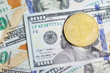 Bitcoin altın madeni para yeni sanal para ve Doları arka plan. Cryptocurrency. İş ve ticaret kavramı. Yakın çekim vurdu.