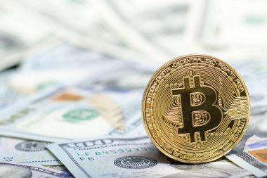Bitcoin altın madeni para yeni sanal para ve Doları arka plan. Cryptocurrency. İş ve ticaret kavramı. Yakın çekim vurdu