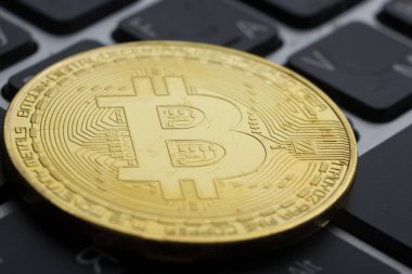 Altın bitcoin sikke klavye üzerinde. Yeni sanal para. Cryptocurrency. İş ve ticaret kavramı.