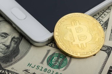 Bitcoin altın madeni para yeni sanal para ve Doları arka plan. Cryptocurrency. İş ve ticaret kavramı. Yakın çekim vurdu
