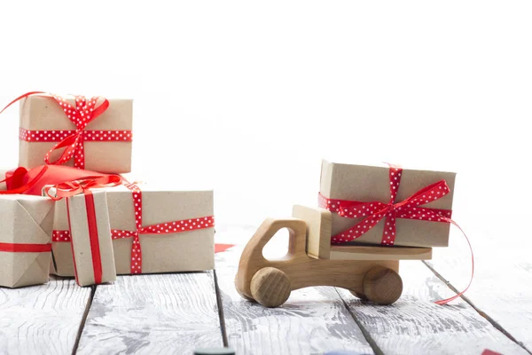 Toy car with Christmas gifts and tree isolated on white backround. Delivery. — 图库照片