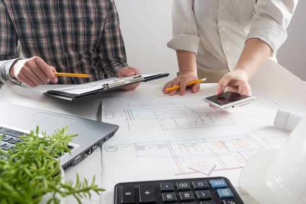 Arquitectos a trabalhar no projecto. Arquitetos no local de trabalho. Conceito de construção. Ferramentas de engenharia . — Fotografia de Stock