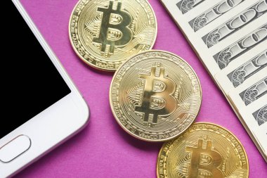 Bitcoin altın madeni para yeni sanal para ve Doları arka plan. Cryptocurrency. İş ve ticaret kavramı. Yakın çekim vurdu