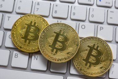 Bitcoin altın madeni para yeni sanal para ve Doları arka plan. Cryptocurrency. İş ve ticaret kavramı. Yakın çekim vurdu