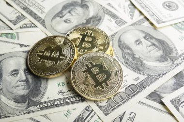 Bitcoin altın madeni para yeni sanal para ve Doları arka plan. Cryptocurrency. İş ve ticaret kavramı. Yakın çekim vurdu
