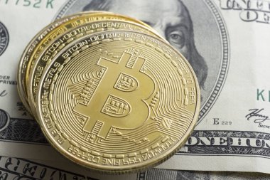 Altın bitcoin dolar arka plan ile. Kripto para birimi için kavramsal görüntü.