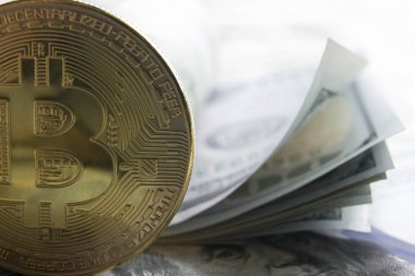 Bitcoin altın madeni para yeni sanal para ve Doları arka plan. Cryptocurrency. İş ve ticaret kavramı. Yakın çekim vurdu
