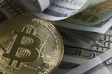 Bitcoin altın madeni para yeni sanal para ve Doları arka plan. Cryptocurrency. İş ve ticaret kavramı. Yakın çekim vurdu