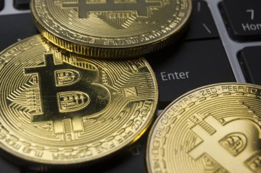 Bitcoin altın madeni para yeni sanal para ve Doları arka plan. Cryptocurrency. İş ve ticaret kavramı. Yakın çekim vurdu