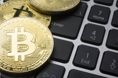 Bitcoin altın madeni para yeni sanal para ve Doları arka plan. Cryptocurrency. İş ve ticaret kavramı. Yakın çekim vurdu