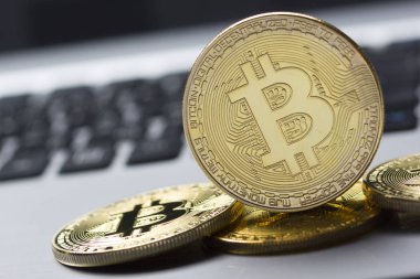 Bitcoin altın madeni para yeni sanal para ve Doları arka plan. Cryptocurrency. İş ve ticaret kavramı. Yakın çekim vurdu