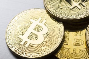 Altın bitcoin dolar arka plan ile. Kripto para birimi için kavramsal görüntü.