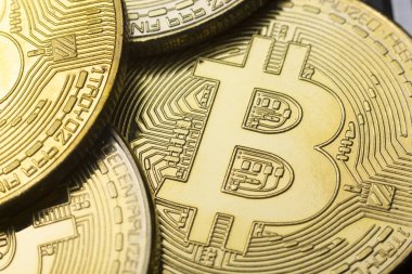 Bitcoin altın madeni para yeni sanal para ve Doları arka plan. Cryptocurrency. İş ve ticaret kavramı. Yakın çekim vurdu