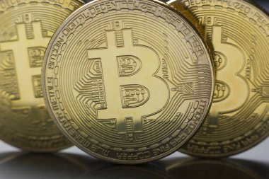 Bitcoin altın madeni para yeni sanal para ve Doları arka plan. Cryptocurrency. İş ve ticaret kavramı. Yakın çekim vurdu