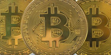 Bitcoin altın madeni para yeni sanal para ve Doları arka plan. Cryptocurrency. İş ve ticaret kavramı. Yakın çekim vurdu