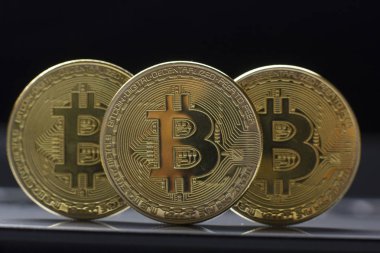 Bitcoin altın madeni para yeni sanal para ve Doları arka plan. Cryptocurrency. İş ve ticaret kavramı. Yakın çekim vurdu