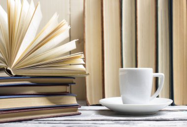 Açık kitap, ahşap masadaki ciltli kitaplar. Okula dönelim. Boşluğu kopyala