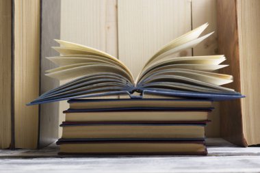 Açık kitap, ahşap masadaki ciltli kitaplar. Okula dönelim. Boşluğu kopyala