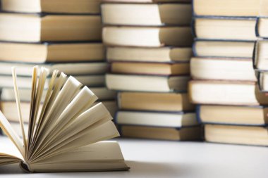 Açık kitap, ahşap masadaki ciltli kitaplar. Okula dönelim. Boşluğu kopyala