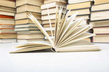 Açık kitap, ahşap masadaki ciltli kitaplar. Okula dönelim. Boşluğu kopyala