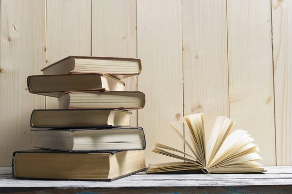 Ανοιχτό βιβλίο, βιβλία σε ξύλινο τραπέζι. Πίσω στο σχολείο. Αντιγραφή χώρου — Φωτογραφία Αρχείου