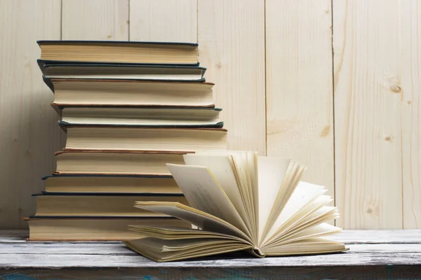 Open boek, hardback boeken op houten tafel. Terug naar school. Kopieerruimte — Stockfoto