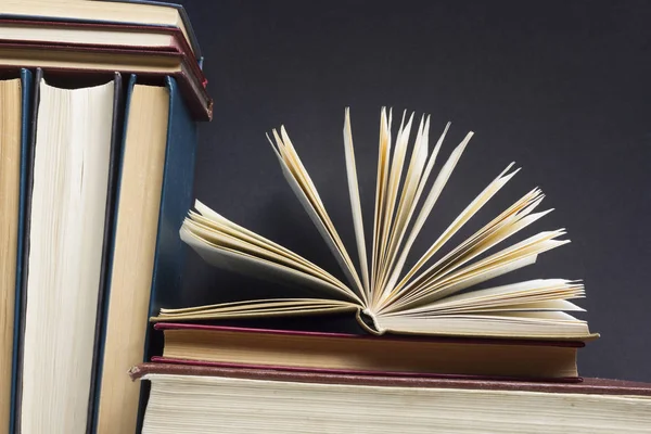 Livro aberto, livros de capa dura sobre mesa de madeira. De volta à escola. Espaço de cópia — Fotografia de Stock