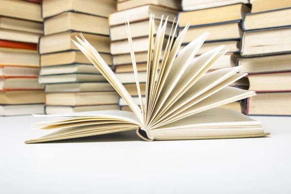 Libro abierto, libros de tapa dura sobre mesa de madera. De vuelta a la escuela. Copiar espacio —  Fotos de Stock