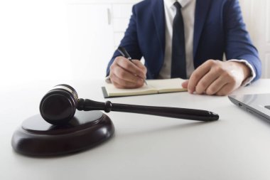 Hukuk, tavsiye ve yasal hizmetler kavramı. Avukat ve takım toplantısı hukuk firmasında avukat.