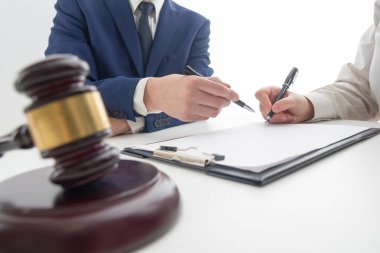 Hukuk, tavsiye ve yasal hizmetler kavramı. Avukat ve takım toplantısı hukuk firmasında avukat.