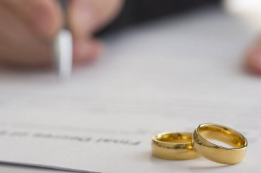 Karısının elleri, boşanma kararı imzalayan koca, fesih, evliliğin iptali