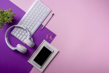 Ofis resepsiyon masası malzemeleri ile. Düz yatıyordu iş işyeri ve nesneleri. Üstten Görünüm. Metin için yer kopyalayın