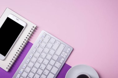 Ofis resepsiyon masası malzemeleri ile. Düz yatıyordu iş işyeri ve nesneleri. Üstten Görünüm. Metin için yer kopyalayın