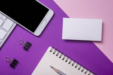 Ofis resepsiyon masası malzemeleri ile. Düz yatıyordu iş işyeri ve nesneleri. Üstten Görünüm. Metin için yer kopyalayın