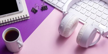 Ofis resepsiyon masası malzemeleri ile. Düz yatıyordu iş işyeri ve nesneleri. Üstten Görünüm. Metin için yer kopyalayın