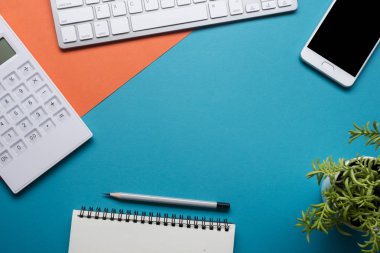 Ofis resepsiyon masası malzemeleri ile. Düz yatıyordu iş işyeri ve nesneleri. Üstten Görünüm. Metin için yer kopyalayın