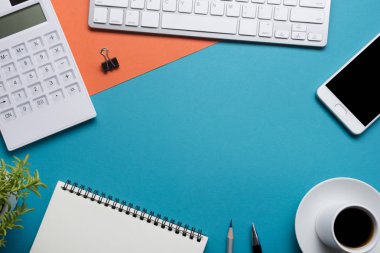 Ofis resepsiyon masası malzemeleri ile. Düz yatıyordu iş işyeri ve nesneleri. Üstten Görünüm. Metin için yer kopyalayın