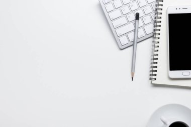 Ofis resepsiyon masası malzemeleri ile. Düz yatıyordu iş işyeri ve nesneleri. Üstten Görünüm. Metin için yer kopyalayın