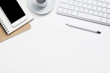 Ofis resepsiyon masası malzemeleri ile. Düz yatıyordu iş işyeri ve nesneleri. Üstten Görünüm. Metin için yer kopyalayın