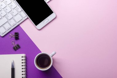 Ofis resepsiyon masası malzemeleri ile. Düz yatıyordu iş işyeri ve nesneleri. Üstten Görünüm. Metin için yer kopyalayın