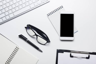 Ofis resepsiyon masası malzemeleri ile. Düz yatıyordu iş işyeri ve nesneleri. Üstten Görünüm. Metin için yer kopyalayın