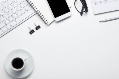 Ofis resepsiyon masası malzemeleri ile. Düz yatıyordu iş işyeri ve nesneleri. Üstten Görünüm. Metin için yer kopyalayın