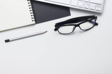 Ofis resepsiyon masası malzemeleri ile. Düz yatıyordu iş işyeri ve nesneleri. Üstten Görünüm. Metin için yer kopyalayın