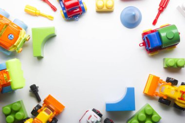 Beyaz zemin üzerine eğitim gelişmekte olan oyuncak çerçeve çocuklar. Üstten Görünüm. Düz yatıyordu. Metin için yer kopyalayın