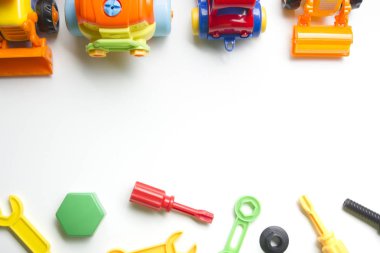 Beyaz zemin üzerine eğitim gelişmekte olan oyuncak çerçeve çocuklar. Üstten Görünüm. Düz yatıyordu. Metin için yer kopyalayın