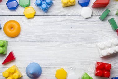 Beyaz zemin üzerine eğitim gelişmekte olan oyuncak çerçeve çocuklar. Üstten Görünüm. Düz yatıyordu. Metin için yer kopyalayın