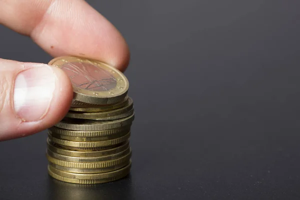 Dinheiro, Financeiro, Conceito de Crescimento de Negócios, Poupança, close up of female hand stacking golden coins — Fotografia de Stock