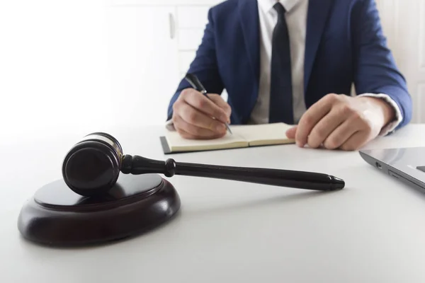 Direito, aconselhamento e conceito de serviços jurídicos. Advogado e advogado tendo reunião de equipe no escritório de advocacia . — Fotografia de Stock