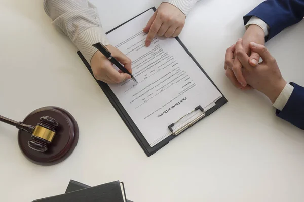 Direito, aconselhamento e conceito de serviços jurídicos. Advogado e advogado tendo reunião de equipe no escritório de advocacia . — Fotografia de Stock